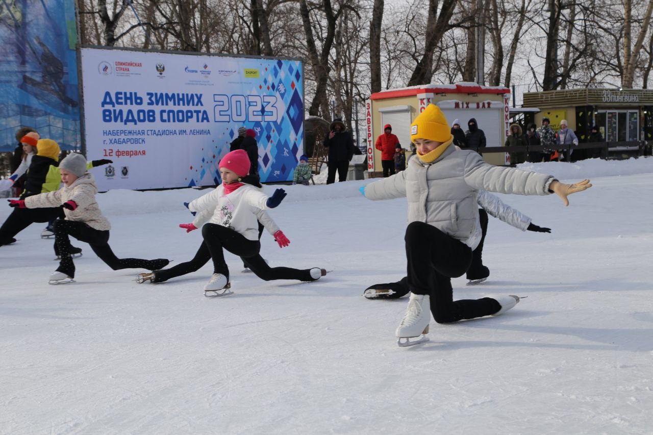 На народном катке отметили День зимних видов спорта
